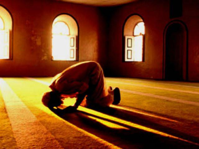Adab Meludah Saat Sholat